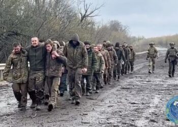 TAHANAN askar Ukraine dibebaskan semasa sesi pertukaran tahanan di lokasi yang tidak diketahui di Ukraine. -AFP