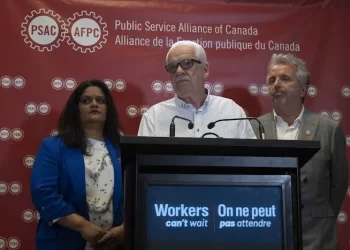 CHRIS Aylward (tengah) dalam sidang akhbar di Ottawa, semalam. -AGENSI