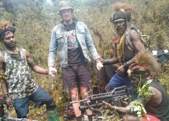 GAMBAR yang dihantar TPNPB 14 Februari lalu menunjukkan keadaan Philip Merthens (tengah) yang dijadikan tebusan kumpulan pemisah Papua.-AGENSI 