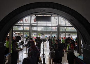 PENUMPANG memenuhi ruang menunggu diStesen Pasar Senen.-AGENSI