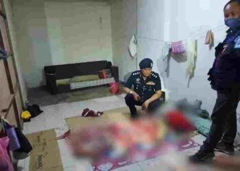 MOHD. Zaidi Abdullah  memeriksa keadaan mangsa yang dipercayai dibunuh suaminya di Kota Kinabalu hari ini