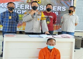 POLIS berjaya menahan suspek dengan bantuan penduduk setempat. - AGENSI