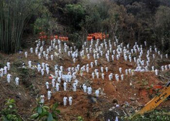 PASUKAN penyelamat bertakafur di lokasi kejadian pesawat terhempas di daerah Tengxian, wilayah selatan Guangxi, China. - AFP
