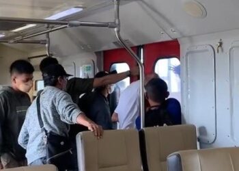 TANGKAP layar video menunjukkan seorang lelaki menahan kesakitan selepas kepalanya tersepit celah pintu kereta api di Yogyakarta. - AGENSI