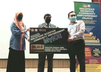 VP. Shanmugam (tengah) menyampaikan geran MyICE kepada wakil persatuan di Auditorium Kompleks KDN, Ayer Keroh, Melaka. - UTUSAN/AMRAN MULUP