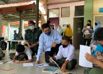 ALIAKBAR Gulasan beramah mesra dengan pelajar semasa program ziarah di SMK Bandaraya, Kota Kinabalu hari ini.