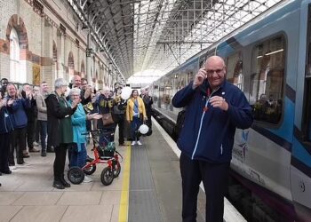JOE Crean tidak dapat menahan sebak melihat keluarga, rakan dan penumpang yang menunggunya ketika tiba di stesen Manchester Piccadilly.-AGENSI