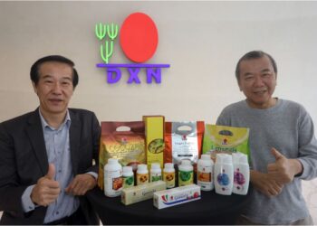 LIM Siow Jin (kanan) dan Ketua Pegawai Eksekutif DXN Holdings Bhd. Teoh Hang Ching  selepas sidang akhbar bersama DXN Holdings Berhad di Cyberjaya. - UTUSAN/FAISOL MUSTAFA