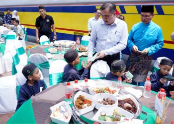 ANTHONY Loke Siew Fook diiringi Mohd. Rani Hisham Samsudin (kanan), menyampaikan duit raya kepada anak-anak yatim pada Majlis Hari Raya Keretapi Tanah Melayu Berhad di Platform 4, Stesen Keretapi Kuala Lumpur, semalam. – UTUSAN/FAUZI BAHARUDIN 