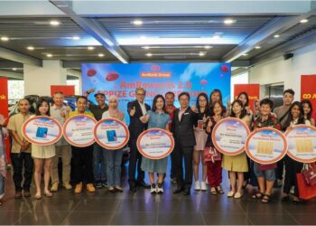 (Dari kiri) SULAIMAN Mohd. Tahir, Ley Yiau dan Pengarah Urusan Perbankan Runcit, AmBank (M) Berhad, Aaron Loo pada majlis penyampaian hadiah Kempen AmRewards 2.0 di Damansara.