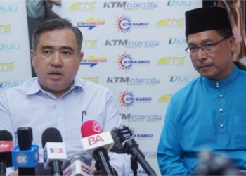 ANTHONY Loke Siew Fook pada sidang akhbar inisiatif tiket penerbangan sempena perayaan Gawai dan Kaamatan sempena Jamuan Majlis Hari Raya Keretapi Tanah Melayu Berhad (KTMB) di Kuala Lumpur, hari ini. Turut kelihatan, Ketua Pegawai Eksekutif KTMB, Datuk Mohd. Rani Hisham Samsudin. - UTUSAN/FAUZI BAHARUDIN