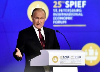VLADIMIR Putin berucap di sesi pleno Forum Ekonomi Antarabangsa Saint Petersburg (SPIEF) di Russia. - AFP   