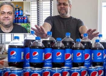 ANDY Currie membelanjakan sebanyak 140,000 pound (RM753,159) untuk membeli minuman berkarbonat, Pepsi selama 20 tahun. - SWNS