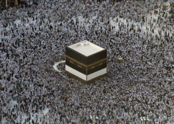 PENYIMPAN Mohor Besar Raja-Raja akan mengumumkan tarikh sambutan Hari Raya Aidiladha pada pukul 8 malam ini.- GAMBAR HIASAN /AFP