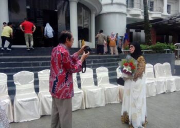 Sentiasa bersikap positif menjadikan Atuk Din (kiri) dan Nek We kekal aktif serta ceria pada usia emas.