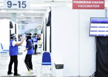 Program vaksinasi bukan setakat menyucuk vaksin ke bahu orang. 
– UTUSAN/FAIZ ALIF AHMAD ZUBIR