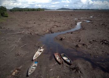 KEADAAN Tasik Bukit Merah di Bagan Serai yang surut baru-baru ini berikutan tiada hujan. - UTUSAN/WAT KAMAL ABAS