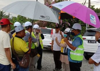 Wakil penduduk Kampung Tersusun Kayan dan Parit Jerman, Mohd. Basari Hamid, 72, sekarang sebahagian besar penduduk khususnya Parit Jerman di sini terpaksa melakukan pusingan-U sejauh empat kilometer jika mahu pergi ke Sitiawan, Seri Manjung atau Lumut jika ada sebarang urusan rasmi atau membeli barang keperluan.