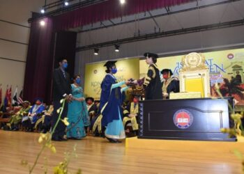 TUANKU Zara Salim menyampaikan Anugerah Diraja kepada N. Dusha yang ditemani kedua ibu bapanya pada Istiadat Konvokesyen UPSI kali ke-23 di Dewan Tuanku Canselor, Kampus Sultan Azlan Shah UPSI di Tanjung Malim hari ini. - UTUSAN/IHSAN UPSI