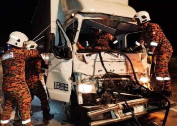 KEADAAN gerai menjual masakan panas selepas dirempuh
sebuah lori di Jalan Batu Balai-Cuchuh Puteri, Kampung Kenor, Kuala Krai, semalam.