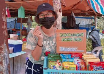 MARCIANA Andrew menunjukkan bank makanan yang disediakan di gerai sayur di Kampung Makatabau, Tenom, Sabah.