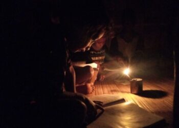 YOAN dan rakan-rakannya belajar menggunakan pelita minyak tanah di rumah mereka di Sikka, Nusa Tenggara Timur. - AGENSI