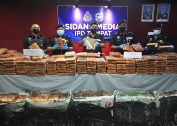ABDULLAH (tengah) bersama pegawainya menunjukkan dadah yang dirampas pada sidang akhbar di IPD Tumpat hari ini. - UTUSAN/ZULHANIFA SIDEK