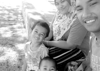 GAMBAR kenangan Mohd. Fadli Abd. Wahab dan Umaisarah Azmi bersama dua anak mereka, Mohd. Danish Haikal serta Mohd. Adam Raykal.