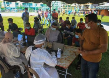SEBAHAGIAN daripada penduduk yang menjalani saringan Covid-19 percuma menerusi inisiatif (PSC19) di Flat Hamna, Batu Uban, Pulau Pinang.