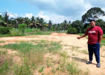 MUHD. Hanif Lewa menunjukkan tapak tanah bagi unit RMR di Kampung Tarun, Lenggeng, Seremban yang masih belum ada tanda akan dibina walaupun permohonannya telah diluluskan sejak tahun lalu. - UTUSAN/BADRUL HAFIZAN MAT ISA