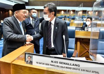 HAJIJI Noor (kiri) bersalaman dengan Mohd. Shafie Apdal semasa persidangan Dewan Undangan Negeri (DUN) Sabah di Kota Kinabalu.