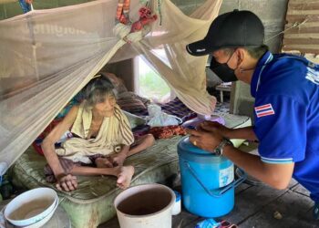 WANITA warga emas berusia 82 tahun ini hidup keseorangan di sebuah rumah usang di Thailand. -AGENSI