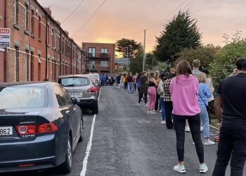 PENDUDUK beratur panjang untuk melihat sebuah hartanah sewa di Dublin. - TWITTER