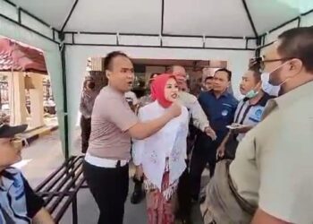 TANGKAP layar video yang menunjukkan Dwi Jatmiko (dua dari kiri) bertengkar dengan petugas media di Madiun, Jawa Timur. - AGENSI