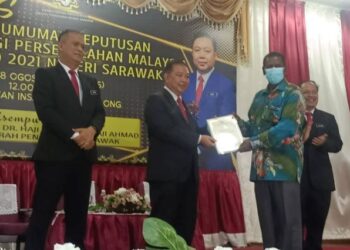 AZHAR (dua dari kiri) menyampaikan Sijil Pencapaian Keputusan STPM terbaik kepada salah sebuah sekolah di Sarawak daripada 10 yang diumumkan, di SMK Kubong Limbang, di sini hari ini.