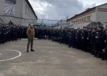 KETUA tentera persendirian Wagner, Yevgeny Progozhin dikelilingi banduan yang ditawarkan bebas dari penjara dengan misi khas.-AGENSI