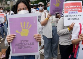 AKTIVIS dan orang ramai menyertai demonstrasi membantah serangan seksual terhadap wanita dan kanak-kanak perempuan di Jakarta, pada 8 Mac lalu. - AP
