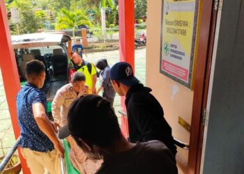 WARGA emas itu dikejarkan ke klinik kesihatan berhampiran sebelum disahkan meninggal dunia. - AGENSI
