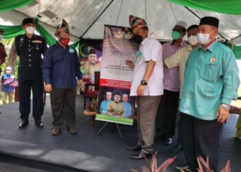 AHMAD Amzad Hashim merasmikan Program Vaksinasi Covid-19 Sempena Hari Malaysia 2021 di Pantai Senok, Bachok hari ini. - UTUSAN/ROSALWANI CHE SOH