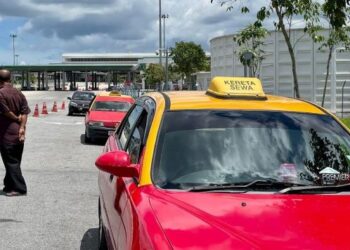 SALAH seorang pemandu teksi merenung jauh Kompleks ICQS Bukit Kayu Hitam selepas mereka tidak dibenarkan melintasi bangunan itu untuk mengambil dan menghantar penumpang di Kubang Pasu, Kedah. – FOTO/JAMLIAH ABDULLAH