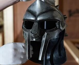 MEMORABILIA Hollywood berupa helmet dalam filem Gladiator bakal dilelong. - PA