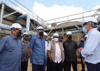 MAHDZIR Khalid (tiga kiri) dan Bung Moktar (tiga kanan) melawat tapak Projek Pembinaan Loji Rawatan Air kedua Pitas di Kota Marudu hari ini.