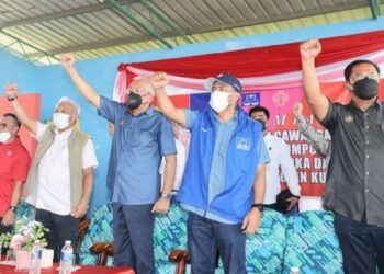 MAHDZIR Khalid (tiga kiri) bersama Bung Moktar Radin (dua kiri) semasa Persidangan Cawangan UMNO berkelompok DUN Bengkoka dan Pitas di Pejabat UMNO Bahagian di Kudat hari ini.