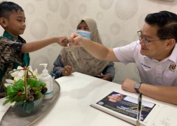 LIM Ban Hong (kanan) melakukan fist bump kepada Muhammad Syaffiq Izudin Aziz Abdul Rahim selepas menyampaikan sijil warganegara kepada kanak-kanak itu di Kompleks KDN Ayer Keroh, Melaka. - UTUSAN/AMRAN MULUP