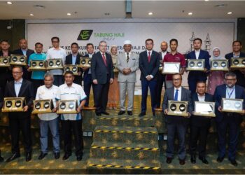 IDRIS Ahmad bersama sebahagian daripada 12 wakil organisasi yang terlibat dalam program 'Sabahat Korporat TH' yang menerima penghargaan selepas merasmikan Majlis Kesyukuran Tamat Operasi Haji dan Penghargaan Sahabat Korporat Tabung Haji Musim Haji 1443H di Menara Tabung Haji, Jalan Tun Razak, Kuala Lumpur, hari ini. - UTUSAN/AMIR KHALID