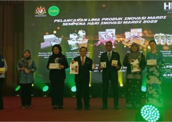 AHMAD Hamzah (tengah) dan pegawai MARDI melancarkan lima produk inovasi terbaharu institut penyelidikan itu di Serdang, hari ini.