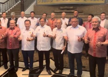 ABANG JOHARI (tengah) selepas mempengerusi mesyuarat GPS di Ibu Pejabat PBB lewat petang tadi.