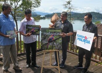 ISKANDAR Mirza Mohd. Yusof (dua dari kanan) melancarkan E-Risalah Minat Khas 'Birdwatching Paradise Malaysia' di Pengkalan Gawi, Tasik Kenyir, Hulu Terengganu, hari ini.
- UTUSAN/PUQTRA HAIRRY ROSLI