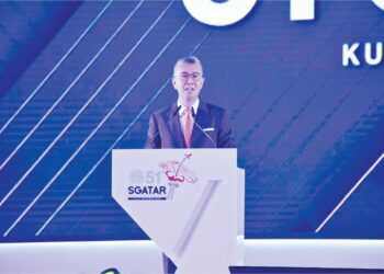 TENGKU ZAFRUL Tengku Abdul Aziz berucap pada majlis perasmian Mesyuarat Tahunan Ke-51 Kumpulan Kajian mengenai Pentadbiran dan Penyelidikan Cukai Asia-Pasifik (SGATAR) 2022 di Kuala Lumpur, semalam