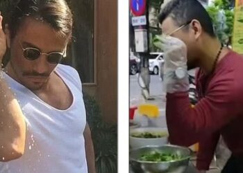 PENJUAL mi daging (kanan) meniru Salt Bae yang terkenal dengan aksinya menabur garam atas hidangan stik. - AGENSI